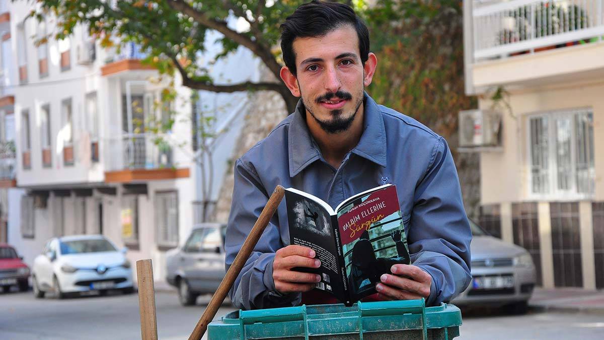 Temizlik işçisi unutamadığı aşkına kitap yazdı