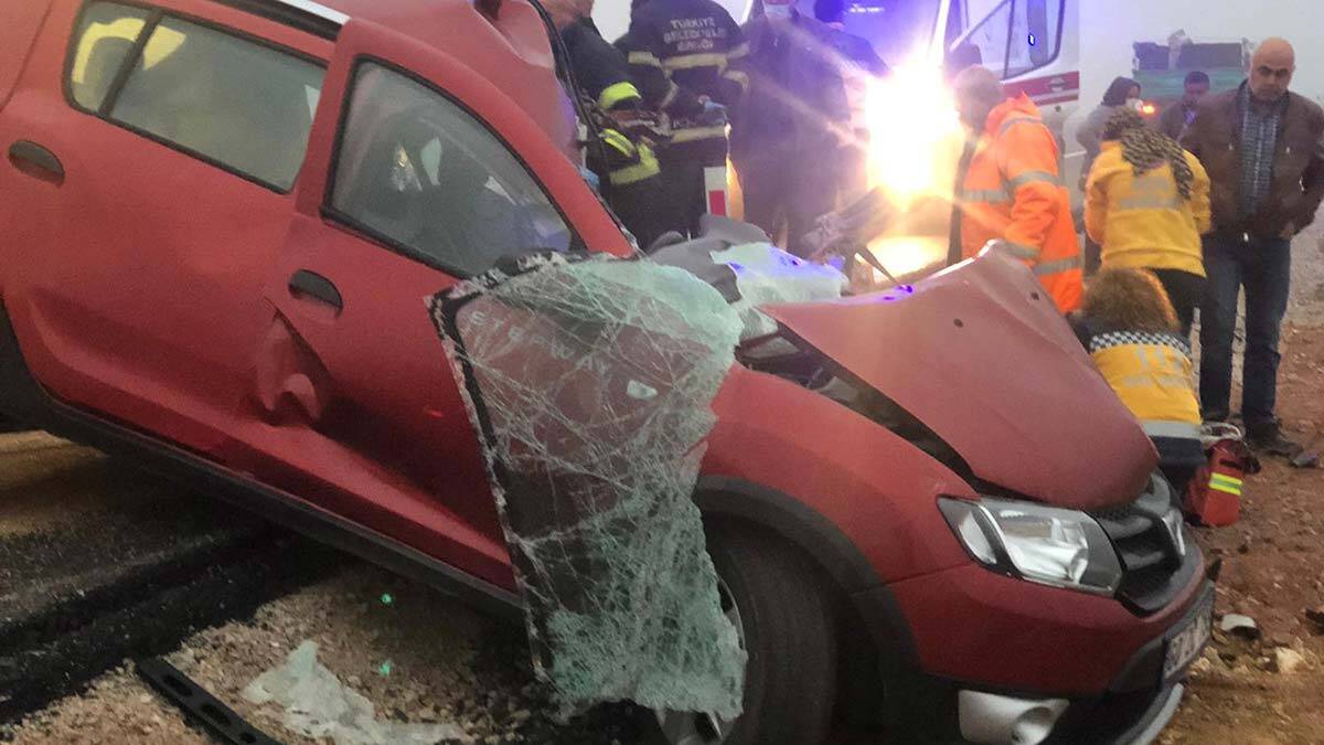 Otomobil sürücüsü Abdullah Candan olay yerinde hayatını kaybetti