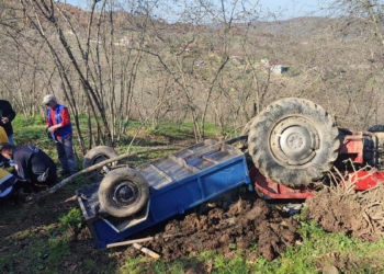Traktörün altında kaldı; babası sayesinde kurtarıldı