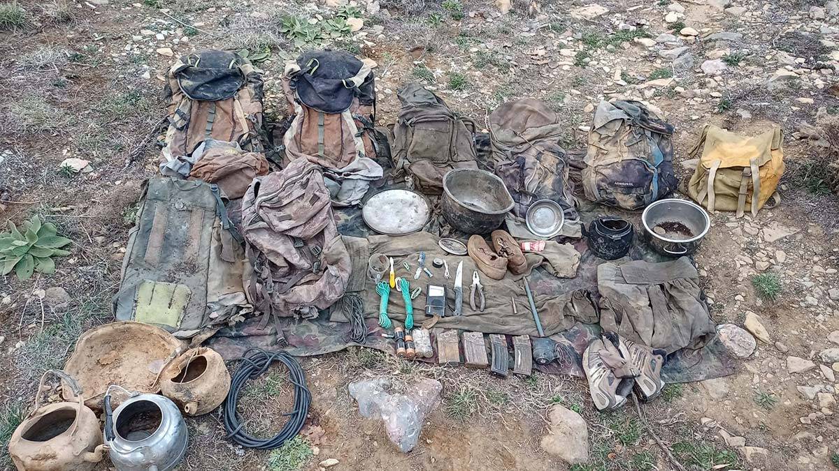 Sığınaklarda yapılan aramalarda mühimmat ve yaşam malzemeleri ele geçirildi