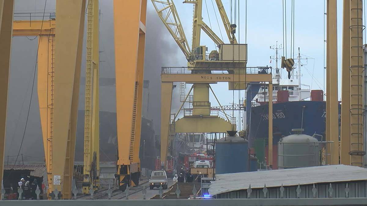 Tuzla'da tersanede yangın