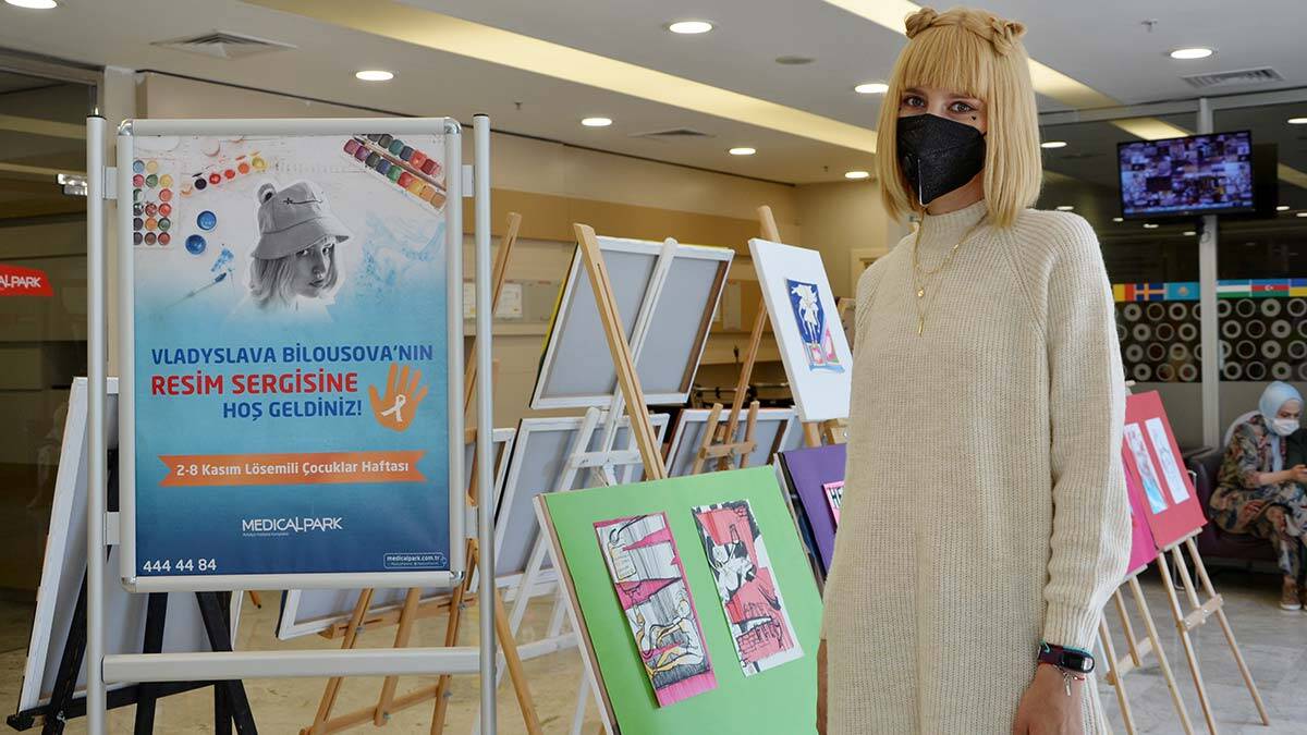 Ukraynalı kadın tedavide yaptığı resimleri sergilediUkraynalı kadın tedavide yaptığı resimleri sergiledi