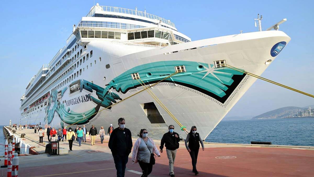 Ultra lüks yolcu gemisi Kuşadası'na 900 turist getirdi