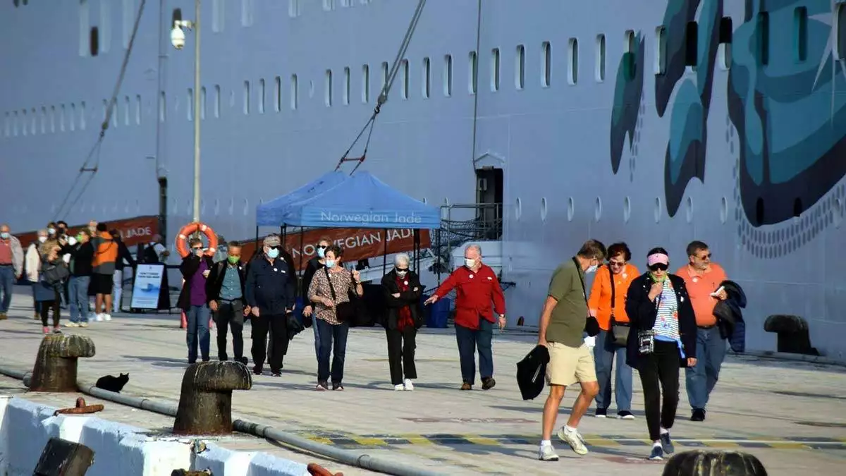 15 katlı yolcu gemisinden inen turistler esnafı sevindirdi