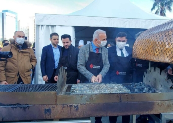 Ümraniye'de festivalde 2 buçuk ton hamsi dağıtıldı