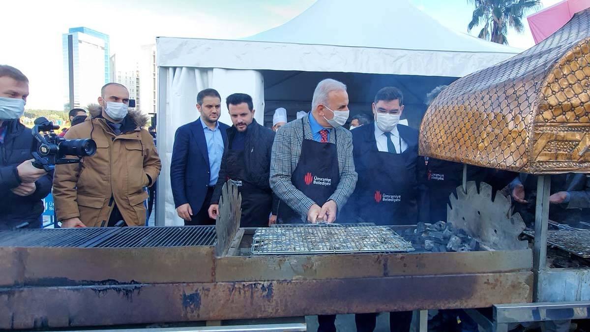 Ümraniye'de festivalde 2 buçuk ton hamsi dağıtıldı