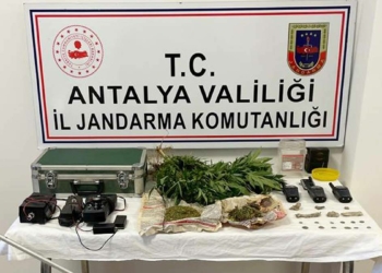 Uyuşturucu baskınında tarihi obje ve sikkeler bulunduUyuşturucu baskınında tarihi obje ve sikkeler bulundu