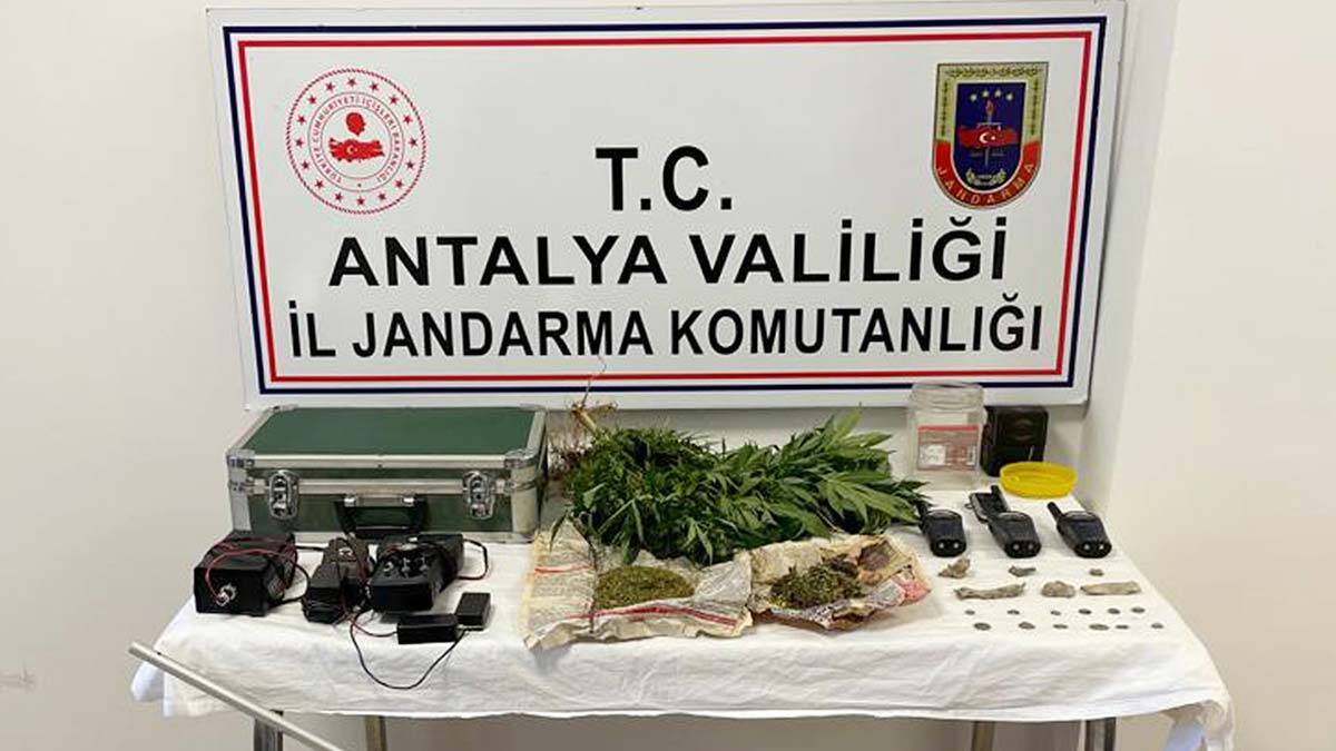 Uyuşturucu baskınında tarihi obje ve sikkeler bulunduUyuşturucu baskınında tarihi obje ve sikkeler bulundu