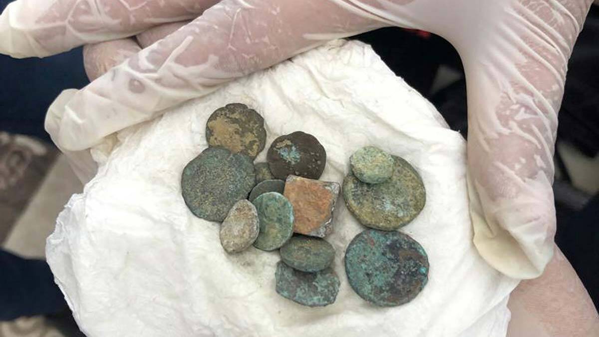   Bizans dönemine ait ağırlık sikkesi, mimaride kullanılan 4 adet tarihi bronz obje ele geçirildi 