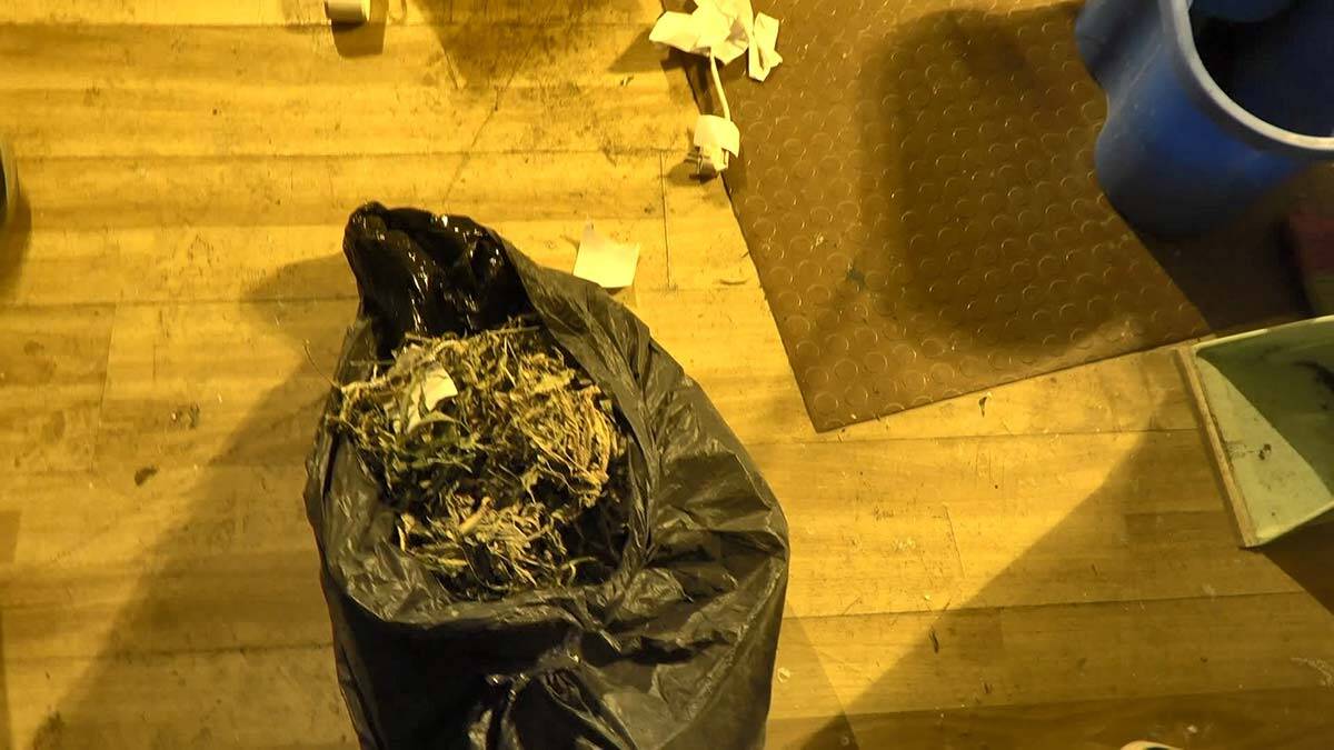  Depoda kimse bulunmazken operasyonun devamında tespit edilen 3 kişi gözaltına alındı. 