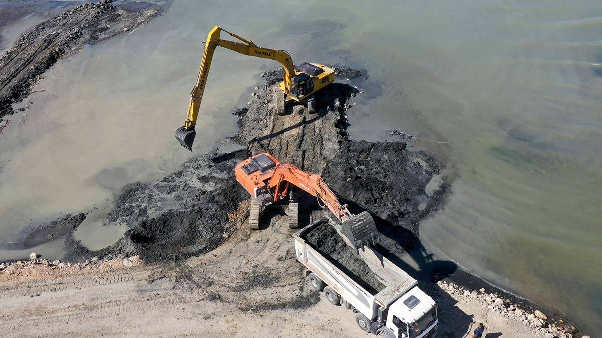 Van Gölü'nde 24 bin metreküp dip temizliği yapıldı
