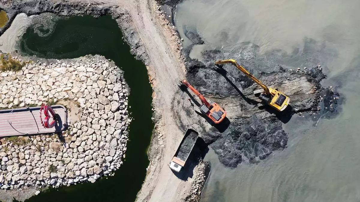 Göl kıyısındaki belirli alanlardaki 13,9 kilometrelik alanda sürdürülen çalışmalarda şu ana kadar 24 bin metreküp dip temizliği yapıldı
