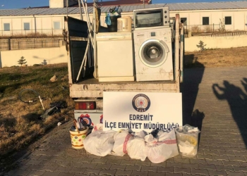 Van'da çalıntı ev eşyası kamyonette ele geçirildi