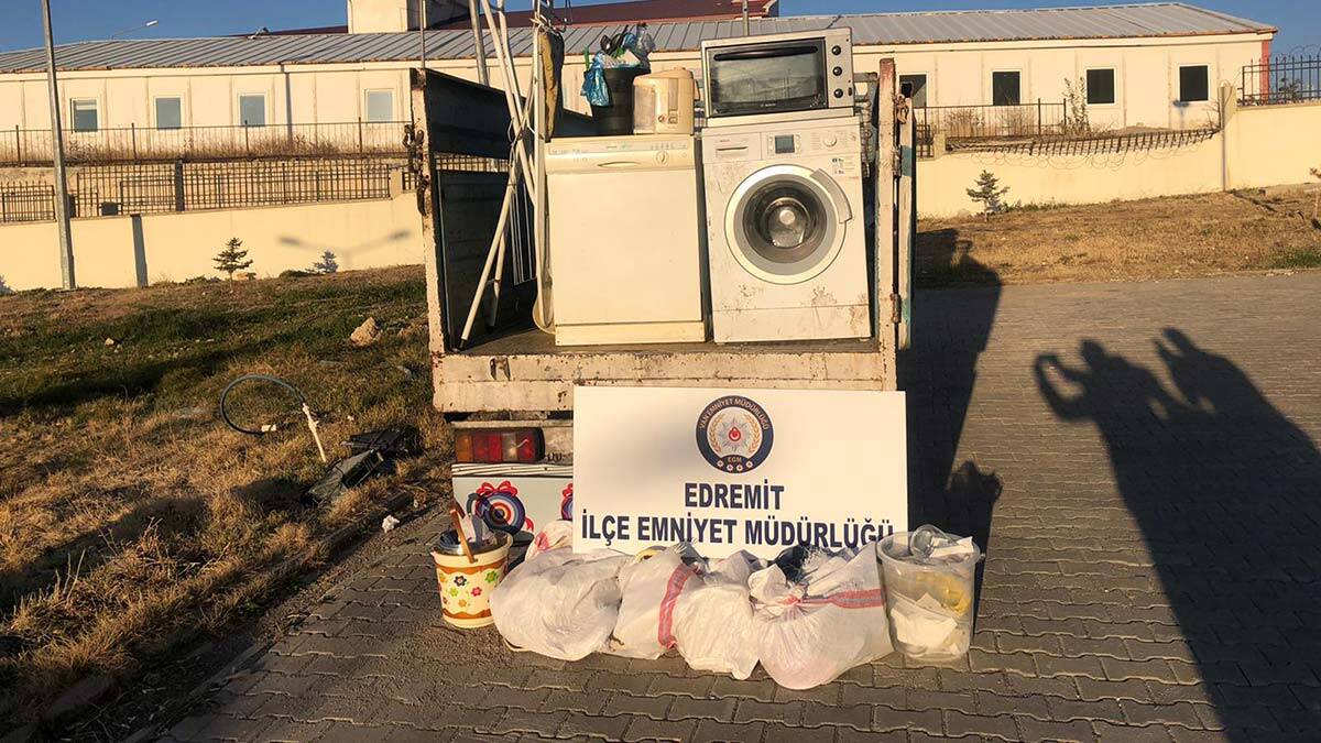 Van'da çalıntı ev eşyası kamyonette ele geçirildi