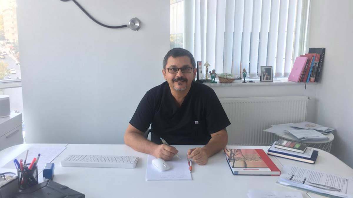 " Sağlık problemi olanlarda ise birinc ve ikinci derece damar yetmezliği olanlar da tıbbi tedavi yani ilaç ve çorap, üçüncü ve dördüncü dereceden varis tespitlerinde ise cerrahi yöntemleri kullanıyoruz"