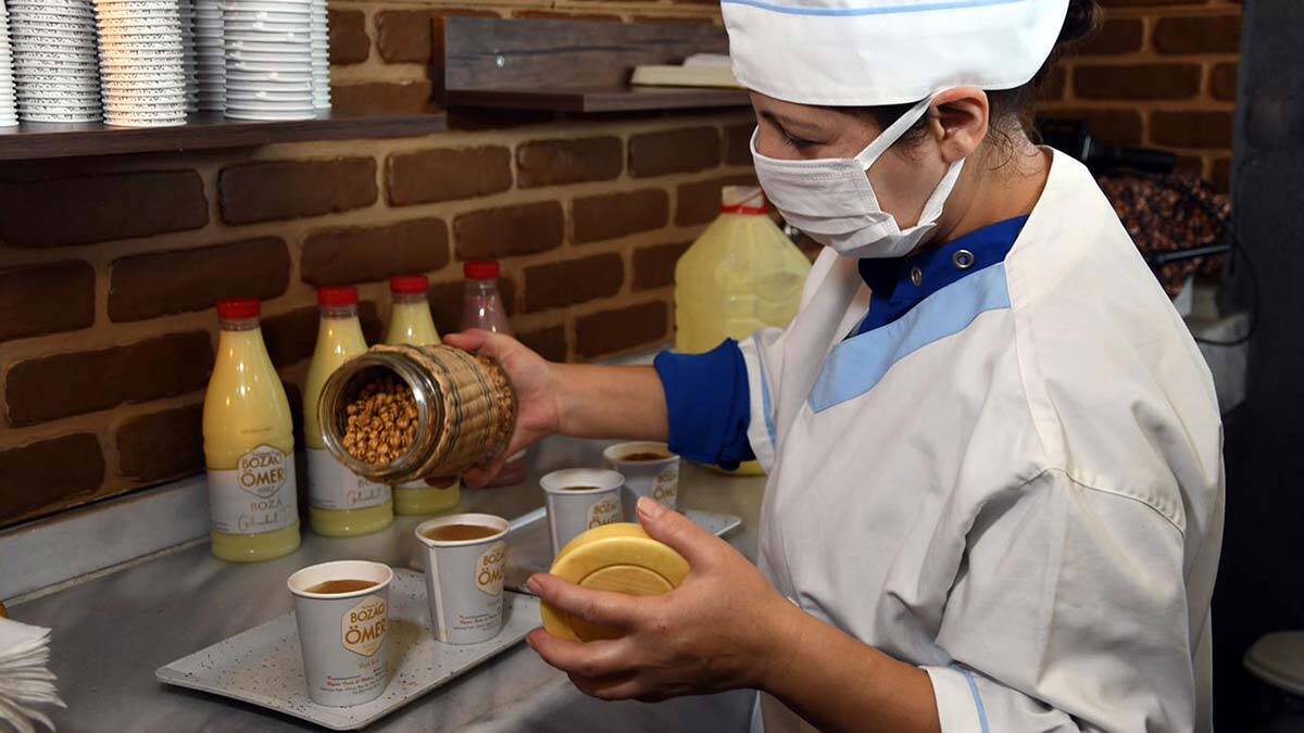 " Süzdükten sonra iki gün bekletip şekerli suyla inceltiyoruz "