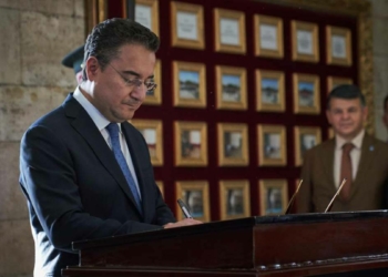 Ali Babacan Anıtkabir'i ziyaret etti