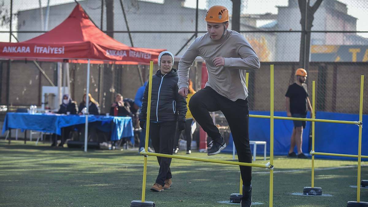 Ankara Büyükşehir Belediyesi tarafından liyakat esasına dayalı olarak gerçekleştirilen itfaiye memuru alımı için sözlü ve uygulamalı sınav süreci başladı.