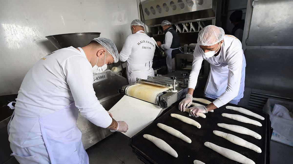 Mansur Yavaş, “Halk Ekmek pazar günleri de üretim yapacak, mobil fırınlarımız ve büfelerimizden satış yapacağız” dedi.