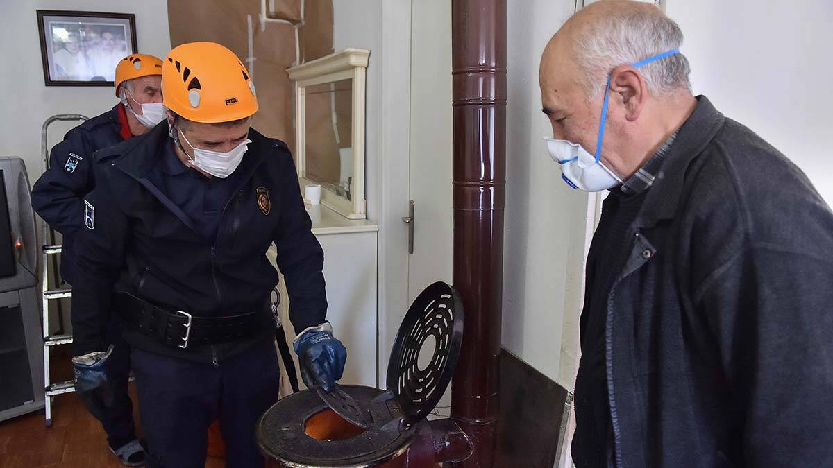 Ankara İtfaiyesi, kış mevsiminin yaklaşması nedeniyle vatandaşları baca temizliği yaptırmaları konusunda uyardı.