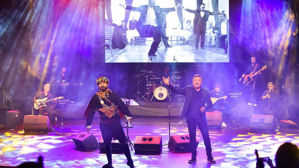 Başkent Ata'sı için tek yürek oldu. Türkiye Cumhuriyeti’nin kurucusu Gazi Mustafa Kemal Atatürk, 83. ölüm yıl dönümünde saatler 09.05’i gösterdiğinde saygı duruşuyla bir kez daha anıldı.