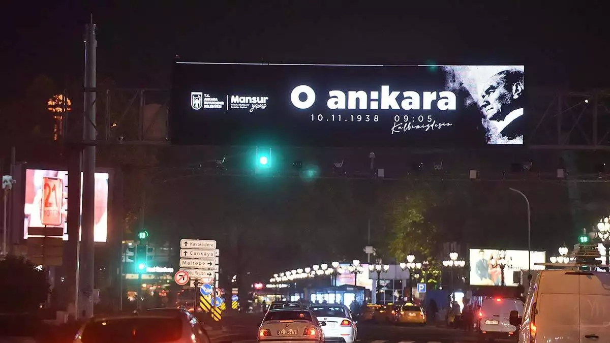 Büyükşehir belediye başkanı mansur yavaş, anıtkabir’de düzenlenen anma törenine devlet erkanı ile katılırken, tüm başkentliler saatler 09. 05’i gösterdiğinde ata’sı için ayaktaydı.