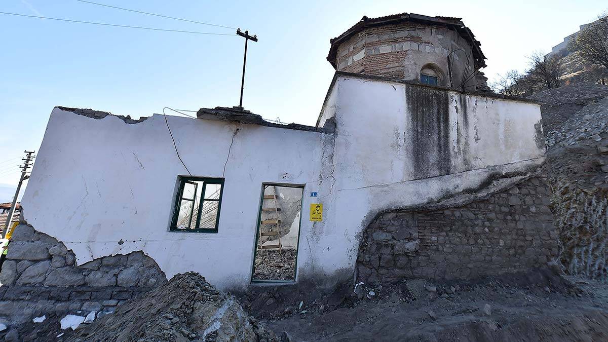 Tarihi çeşme ve türbeler gün yüzüne çıkarılıyor