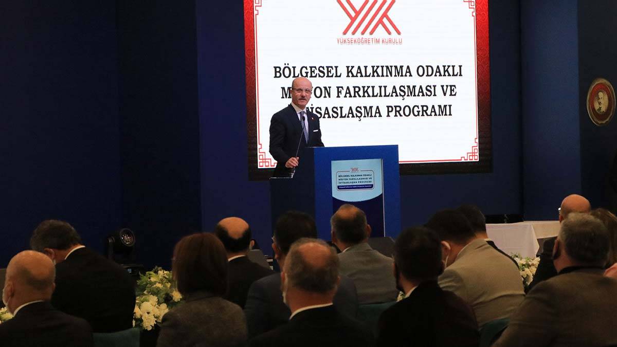 "Üniversitelerin birbirine benzemeye çalışmaları ve aynı misyona sahip olmaları, gelişmeyi ve ilerlemeyi engelleyen bir durumdur"
