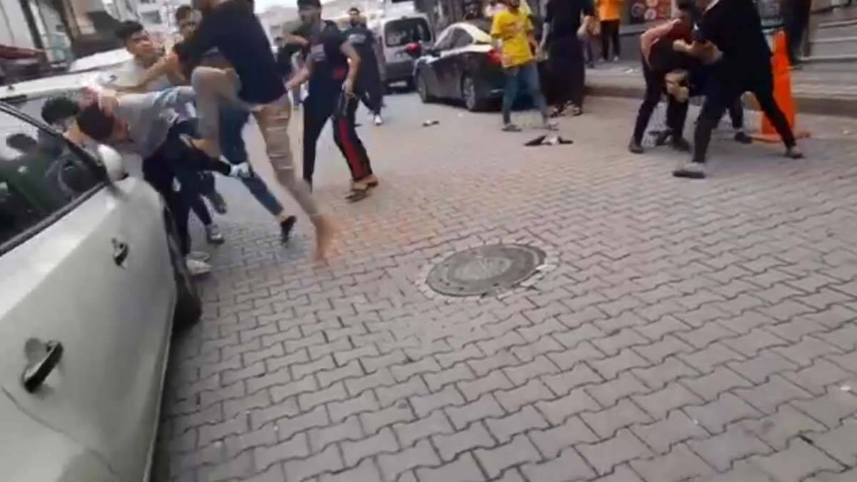 Kavgada bir kişi yaralanırken, polis kavgaya karışan çok sayıda kişiyi gözaltına aldı