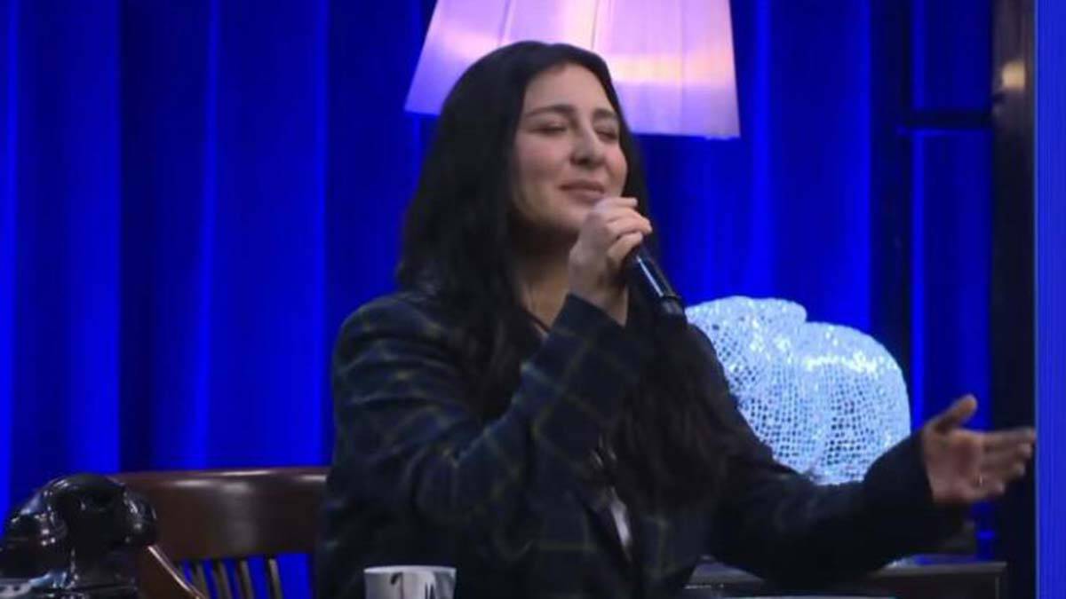 Yasemin Sakallıoğlu'ndan şaşırtan performans