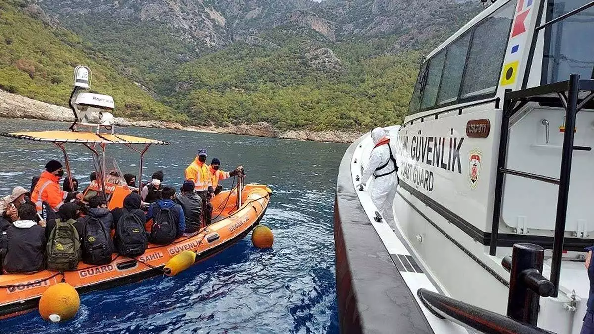 Kaçak göçmenlerin, gece teknelerle yunanistan'ın rodos adası diye bölgeye bırakıldığı öğrenildi.