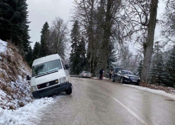 Yedigöller Milli Parkı yolunda buzlanma