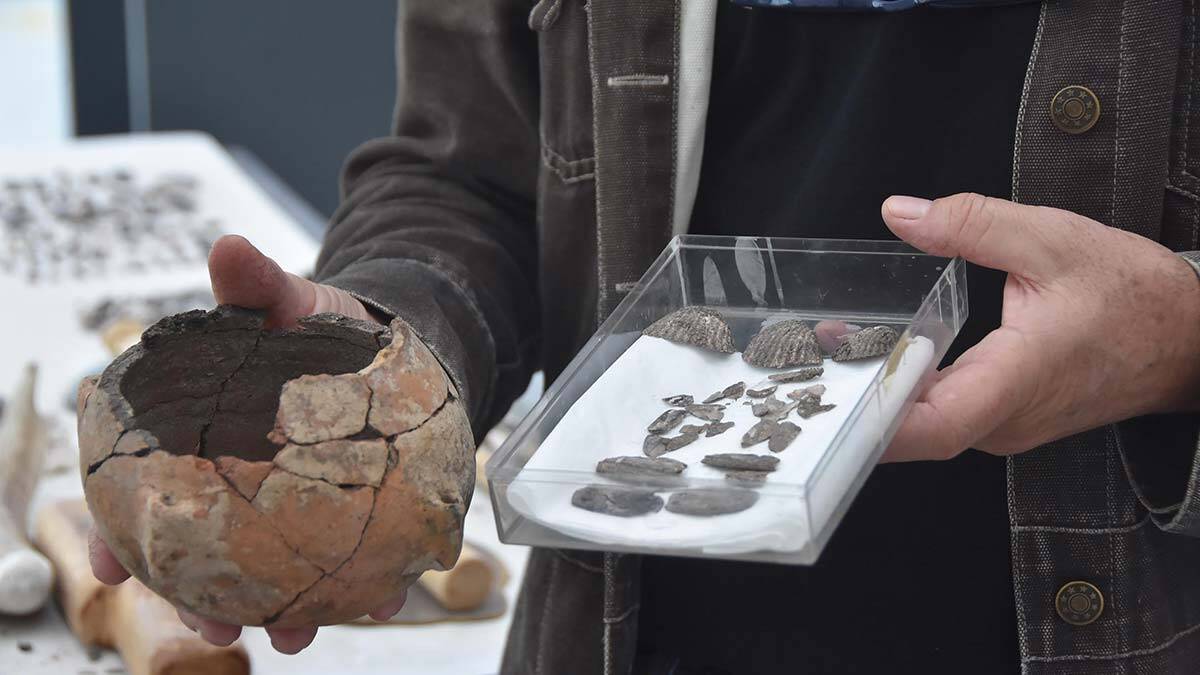 Yeşilova Höyüğü'nde kazılarda takı kabı bulundu