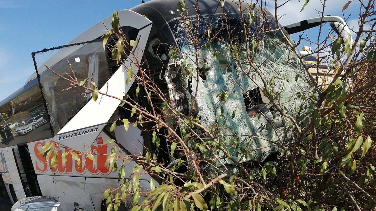 Olay yerine gelen sağlık ekipleri yaralıları hastanelere kaldırdı.