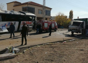 Yolcu otobüsü ile kamyonet çarpıştı: 1 ölü 11 yaralı
