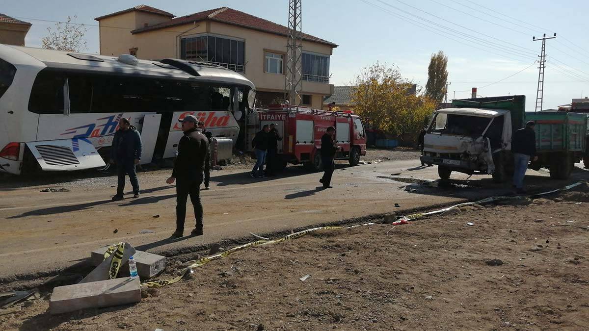 Yolcu otobüsü ile kamyonet çarpıştı: 1 ölü 11 yaralı