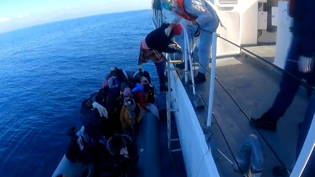 Yunanistan'ın geri ittiği kaçak göçmenler kurtarıldı