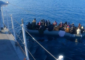 Yunanistan'ın geri ittiği kaçak göçmenler kurtarıldı