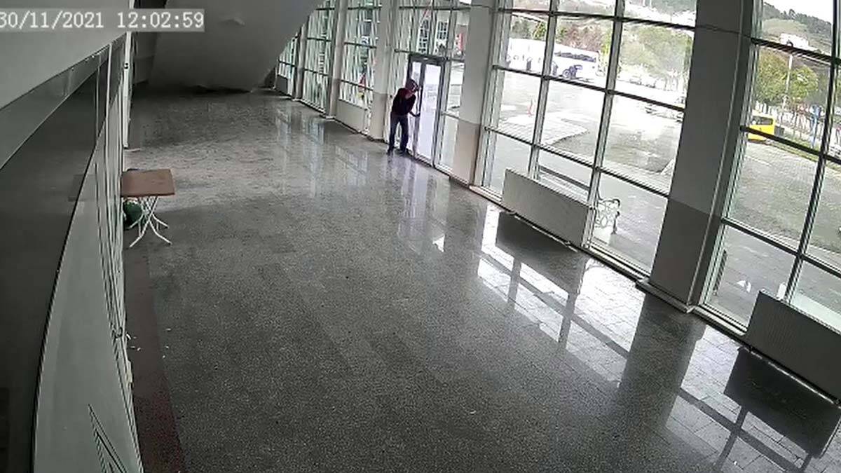 Zonguldak'ta terminalin su alan asma tavanı çöktü