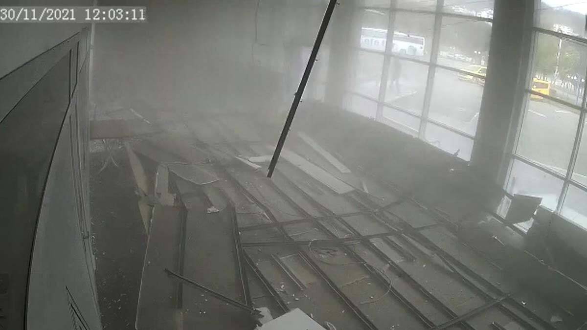 Görevli, tavanın altında kalmaktan son anda kurtuldu