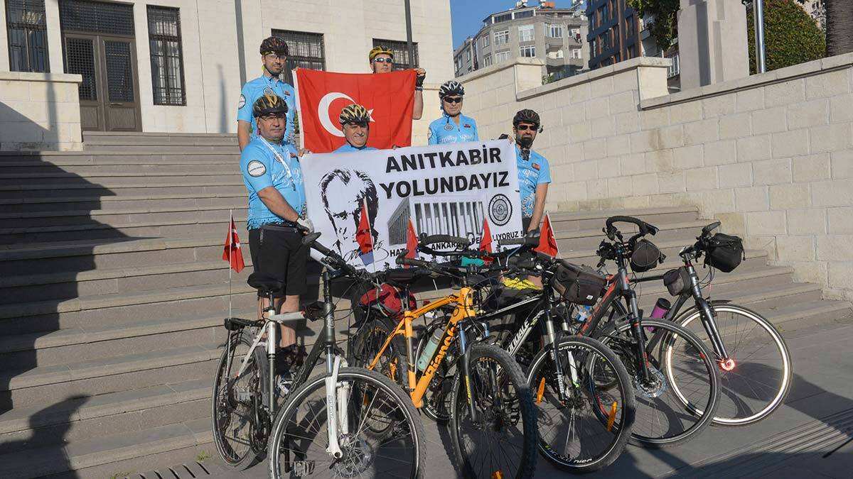 "Atamızın izindeyiz Anıtkabir yolundayız"