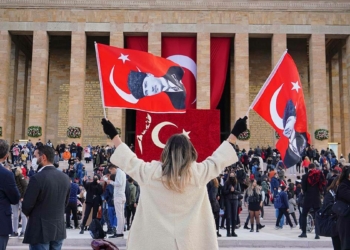 Anıtkabir'e ziyaretçi akını