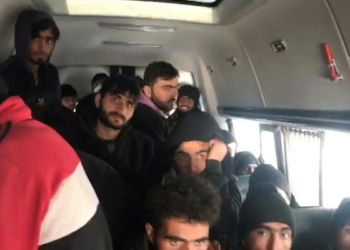 17 kişilik minibüsten 38 kaçak göçmen çıktı
