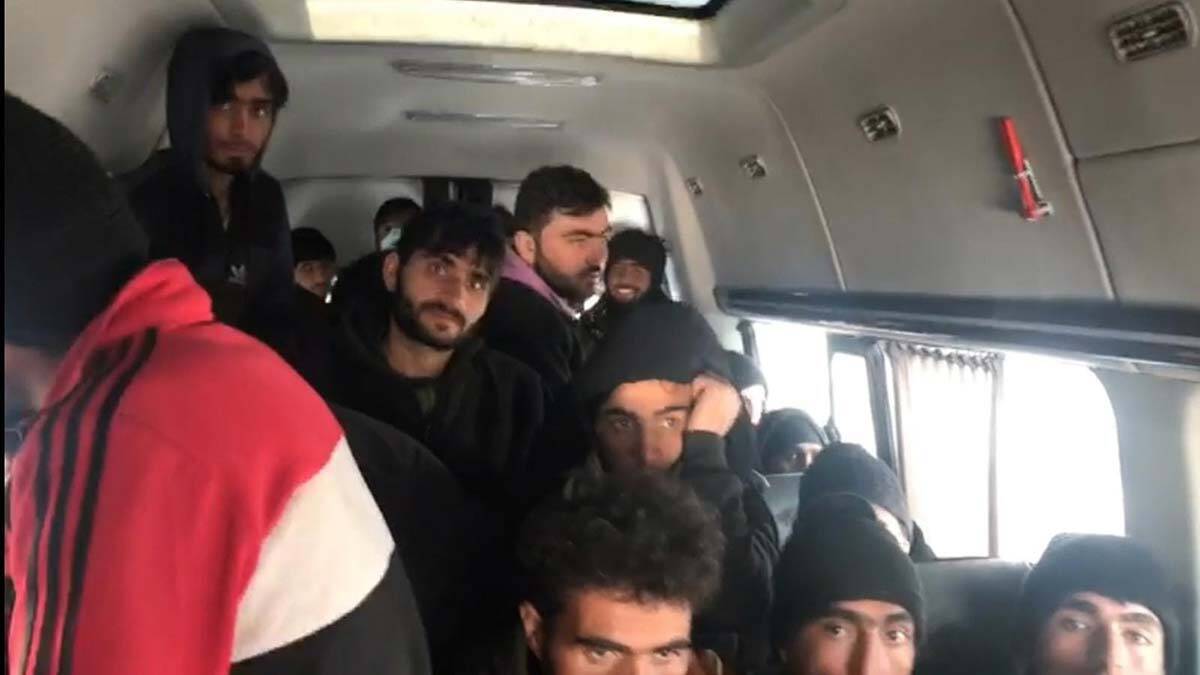 17 kişilik minibüsten 38 kaçak göçmen çıktı