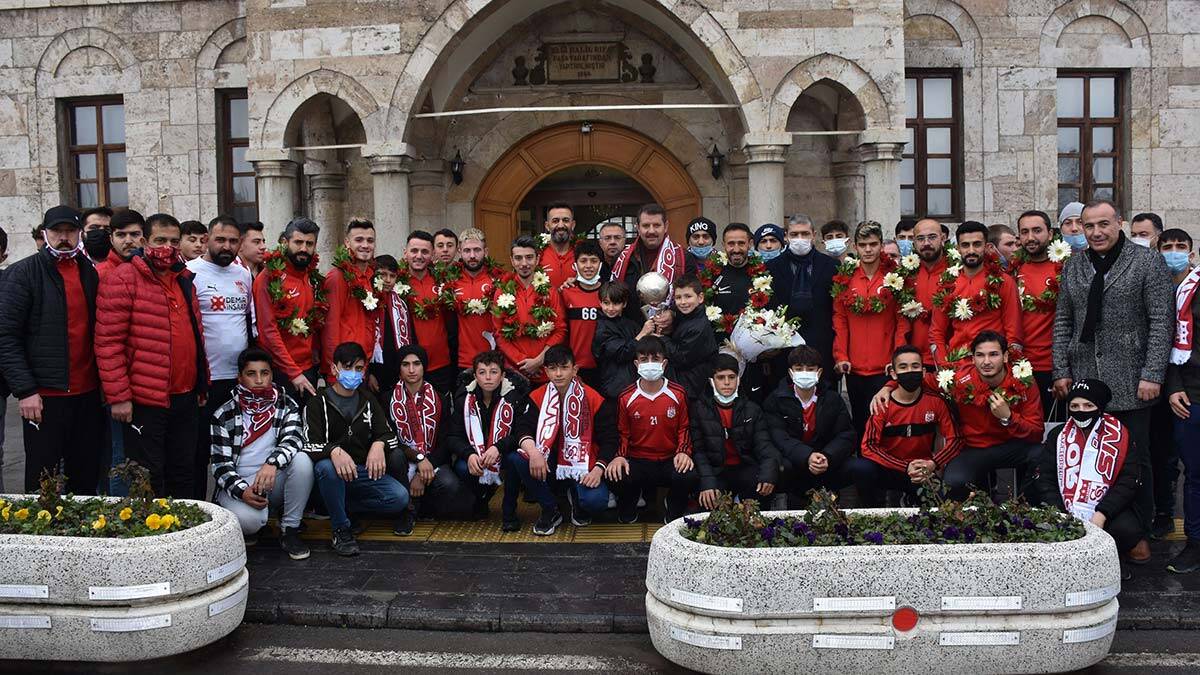 Avrupa Şampiyonu Ampute Milli Takımı'na Sivas'ta coşkulu karşılama. Tarihi Valilik Binası önünde toplanan kalabalık, halaylarla ve yakılan meşalelerle Avrupa şampiyonu Ampute Milli Takımı'nı karşıladı.