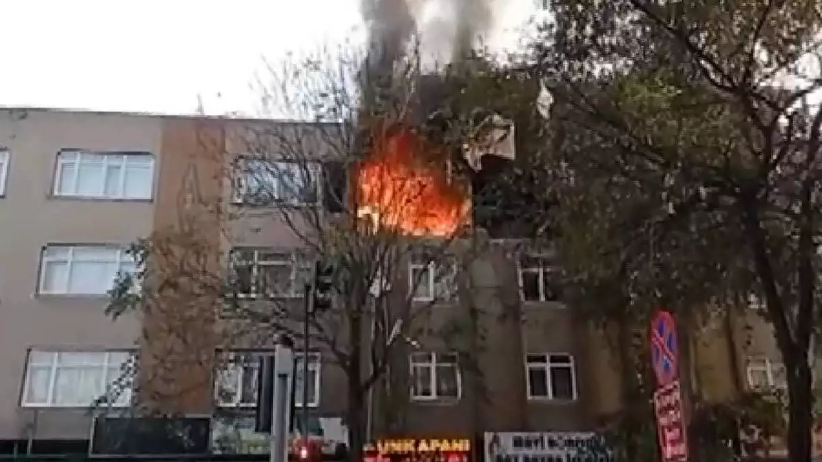Bağcılar'da binada patlama sonrası yangın