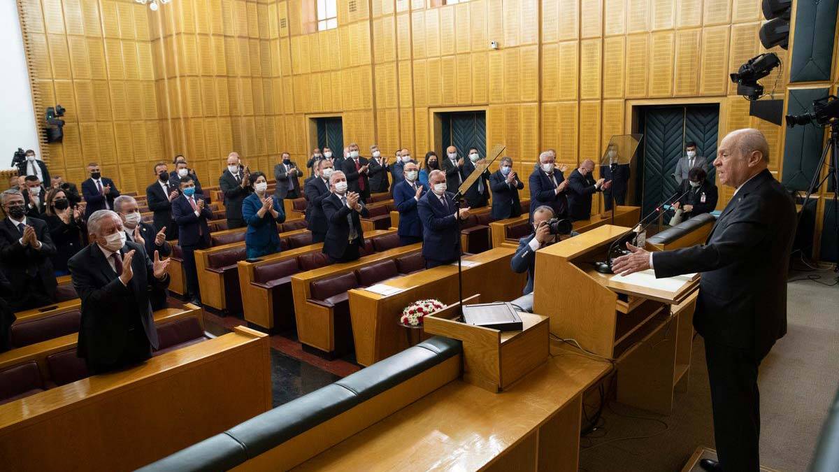 MHP Genel Başkanı Devlet Bahçeli, "S-400 konusu egemenlik sınırlarımız içindedir, hiç kimsenin bu konuda Türkiye'ye ayar verip istikamet çizme densizliği cevapsız bırakılmayacaktır" dedi.