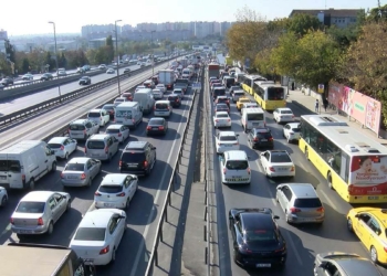 D-100'de zincirleme kaza; trafik tamamen durdu