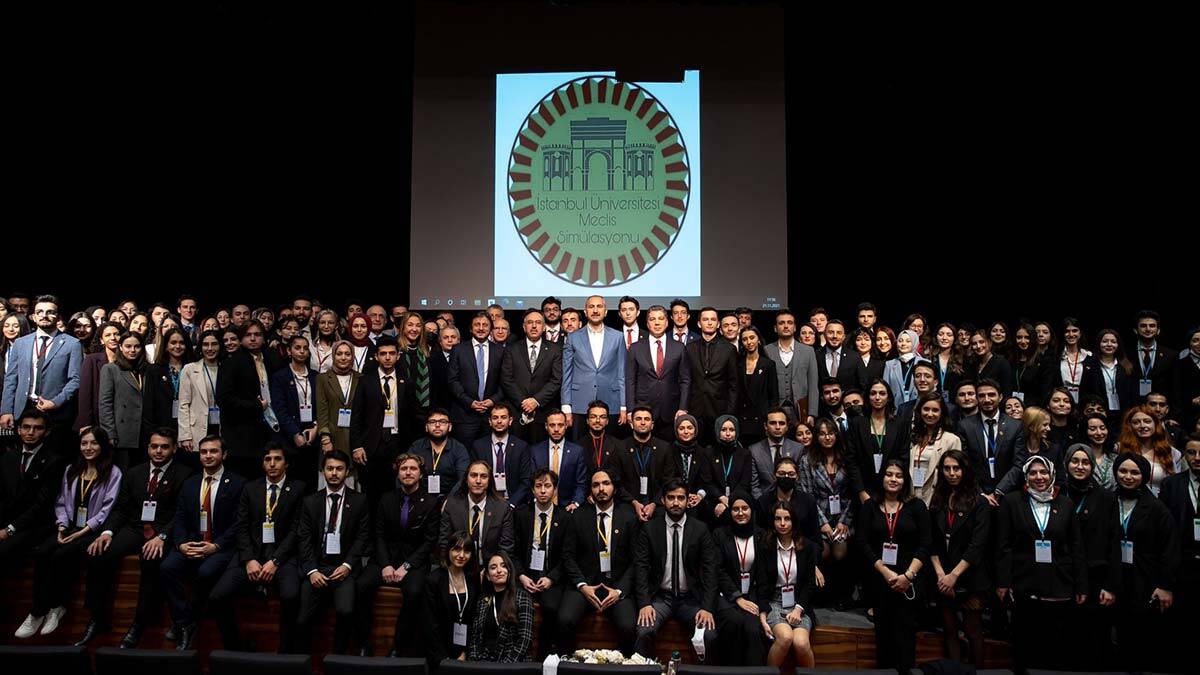 Adalet Bakanı Abdulhamit Gül, İstanbul Üniversitesi Hukuk Fakültesi'nde düzenlenen "Meclis Simülasyonu" etkinliğinin kapanış programında gençlere tavsiyeler verdi.