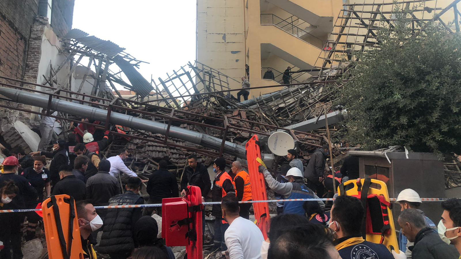 Malatya'da iki katlı bina çöktü